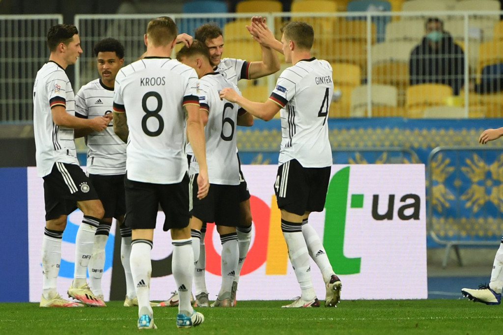 Leon Goretzka bersama tim melakukan selebrasi usai mencetak gol ke gawang Ukraina.
