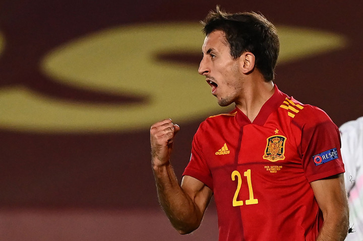 Mikel Oyarzabal melakukan selebrasi usai mencetak gol ke gawang Ukraina.
