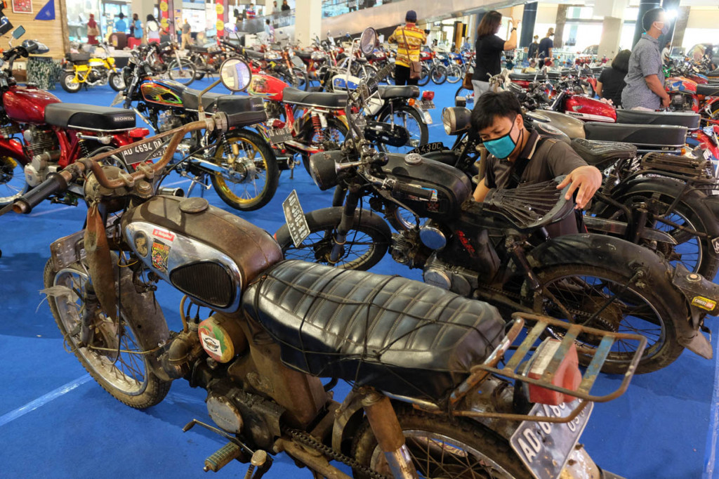 Pameran yang menampilkan 60 motor klasik produksi dari anggota Motor Honda S90 Club Solo tersebut digelar sebagai ajang silaturahmi peserta sekaligus berbagi informasi sejarah motor klasik dan perawatannya.