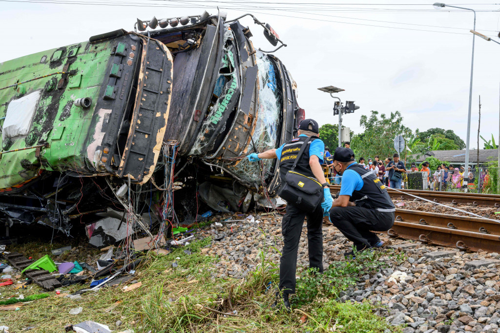 Tabrakan itu terjadi sekitar pukul 8 pagi waktu setempat di stasiun Khlong Khwaeng Klan di provinsi Chachoengsao, sekitar 50 km sebelah timur ibu kota Bangkok.