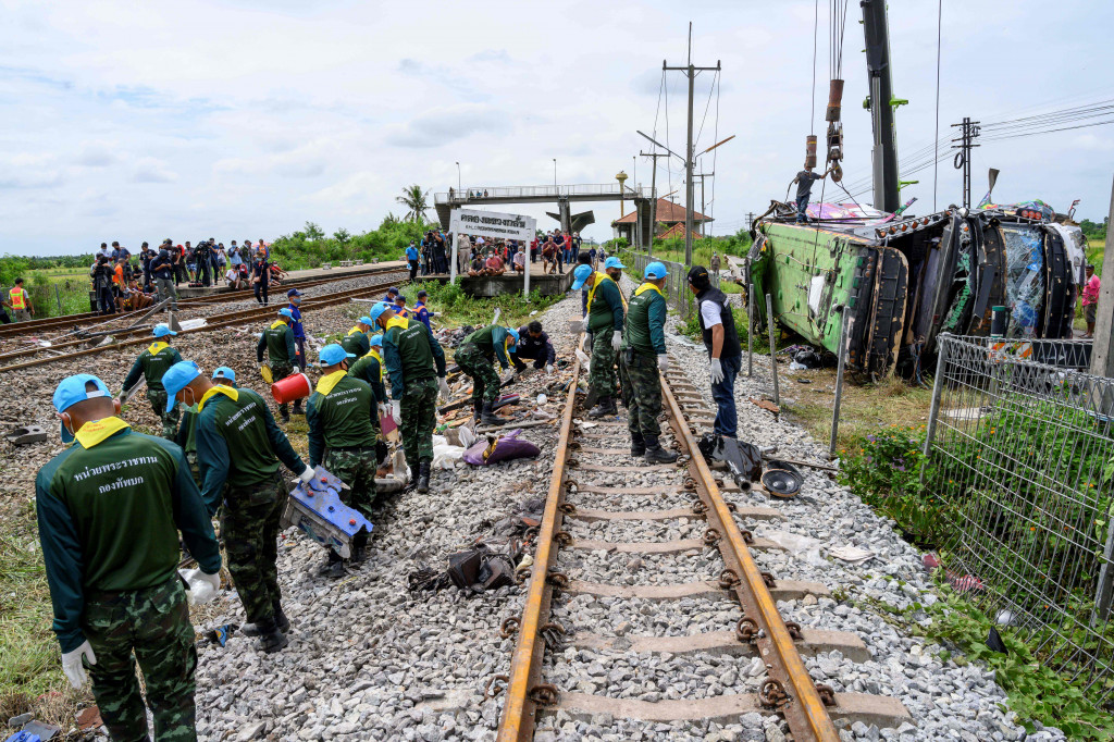 Sekitar 60 penumpang bus sedang dalam perjalanan ke sebuah kuil di provinsi Chachoengsao untuk upacara menandai akhir Prapaskah Buddha, kata seorang kepala polisi distrik.