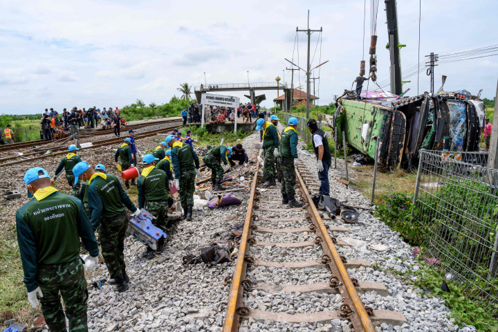 Sekitar 60 penumpang bus sedang dalam perjalanan ke sebuah kuil di provinsi Chachoengsao untuk upacara menandai akhir Prapaskah Buddha, kata seorang kepala polisi distrik.
