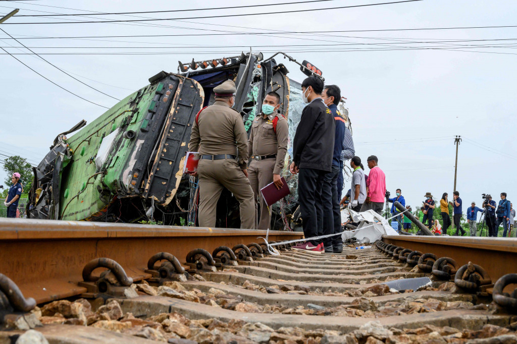 Bus berada di jalur saat kereta menabrak, kata badan penanggulangan bencana provinsi. Tidak ada barikade, tambahnya.