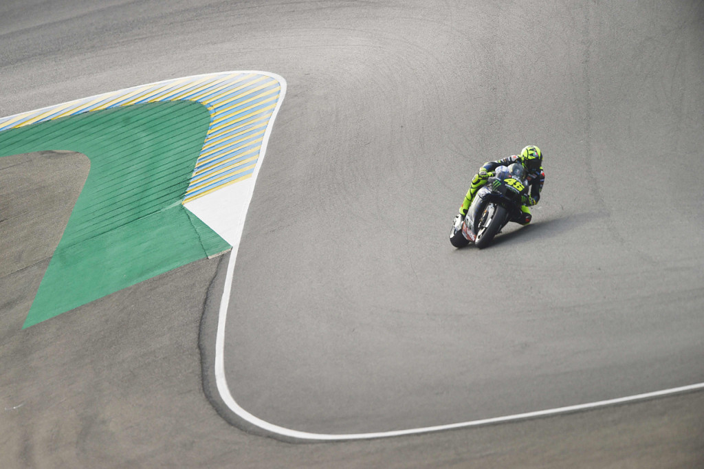 Drama terjadi di Le Mans, Valentino Rossi terjatuh di lap pertama, tepatnya di tikungan ketiga. Pebalap 41 tahun itu tak bisa melanjutkan balapan lagi. 