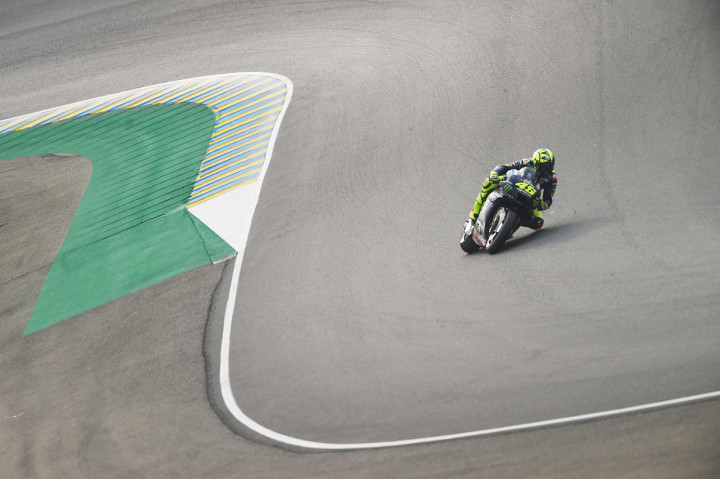 Drama terjadi di Le Mans, Valentino Rossi terjatuh di lap pertama, tepatnya di tikungan ketiga. Pebalap 41 tahun itu tak bisa melanjutkan balapan lagi. 