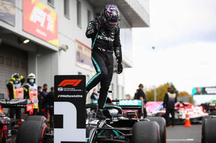 Pembalap Mercedes Lewis Hamilton memenangkan balapan Formula 1 (F1) GP Eifel di Nurburgring. AFP Photo/Bryn Lennon