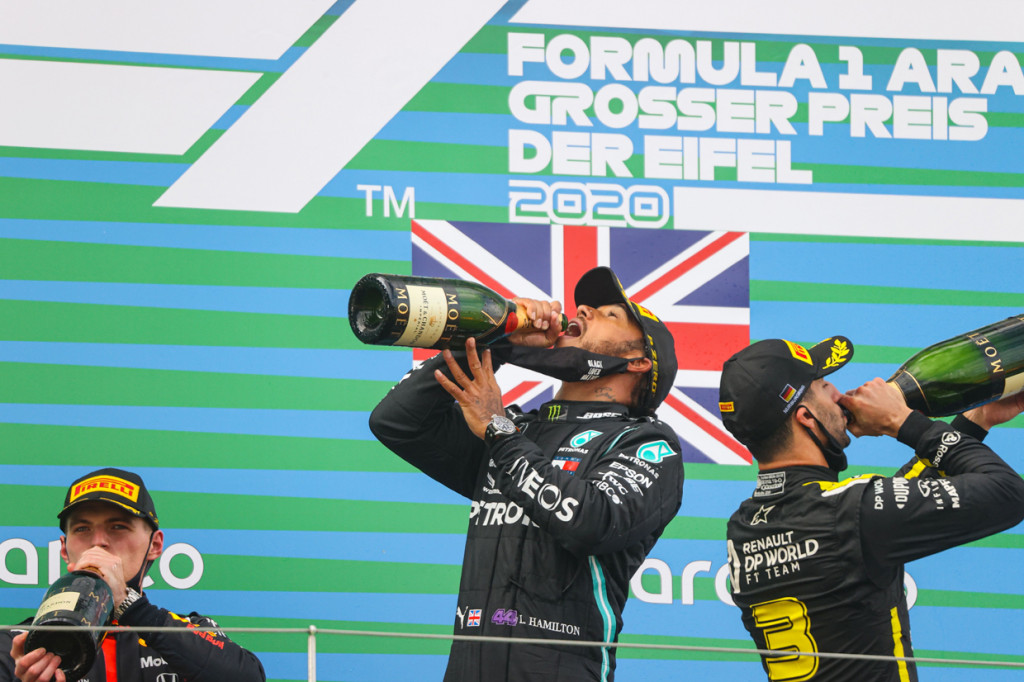 Hamilton mengungguli pembalap Red Bull Honda Max Verstappen (+4,470 detik) dan andalan Renault Daniel Ricciardo (+14,613 detik). AFP Photo/Wolfgang Rattay