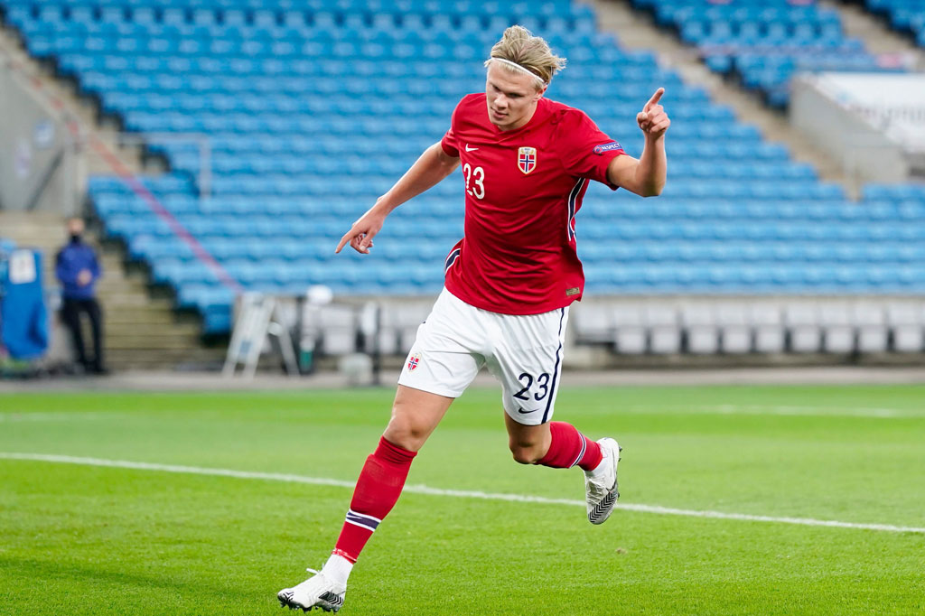 Erling Braud Haaland membuka keran golnya pada menit ke-13 setelah mendapat umpan terobosan dari Martin Odegaard. Dengan mudah penyerang Borussia Dortmund itu pun menaklukkan kiper Ciprian Tatarusanu untuk membawa Norwegia memimpin 1-0.