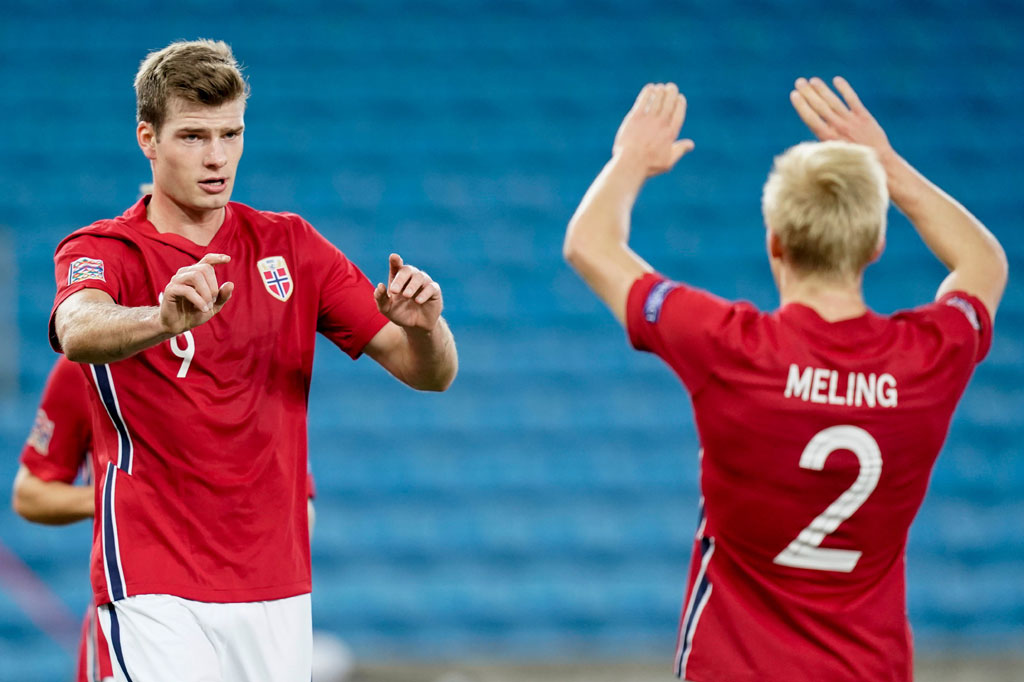 Setelah beberapa peluang milik Norwegia gagal dikonversi menjadi gol, tuan rumah akhirnya mampu menggandakan keunggulan menjelang turun minum. Sodoran bola Birger Meling disambar Alexander Sorloth untuk menggandakan keunggulan timnya pada menit ke-39. 