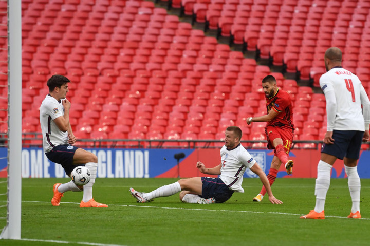Belgia mengambil kendali permainan sejak awal babak pertama, bahkan membobol gawang Inggris berkat sepakan Yannick Carrasco yang meneruskan umpan silang mendatar Thomas Meunier. Namun gol itu tidak disahkan wasit karena Timothy Castagne berada dalam posisi offside.
