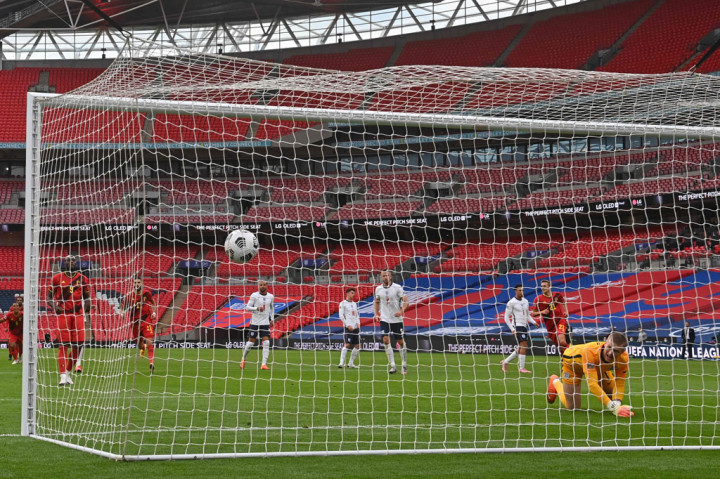 Kebuntuan pecah pada menit ke-16 setelah wasit memberikan hadiah penalti kepada Belgia karena Eric Dier melanggar Romelu Lukaku di kotak terlarang. Lukaku sukses menunaikan tugasnya untuk membawa timnya memimpin 1-0.