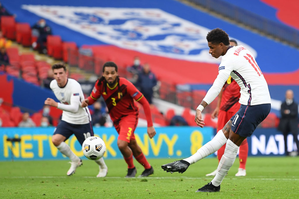 Pada menit ke-39 Inggris menyamakan kedudukan lewat eksekusi penalti Marcus Rashford. Diawali tendangan sudut, Meunier menarik kapten Inggris Jordan Henderson sampai terjatuh di kotak penalti. Wasit lantas memberi penalti kepada Inggris yang dieksekusi dengan baik oleh Rashford.
