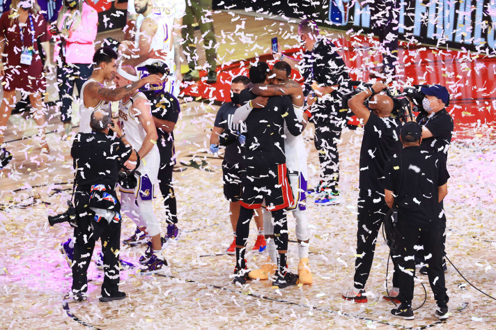 Total, Heat sendiri kalah 2-4 di final best of seven melawan Lakers. AFP Photo/Mike Ehrmann 