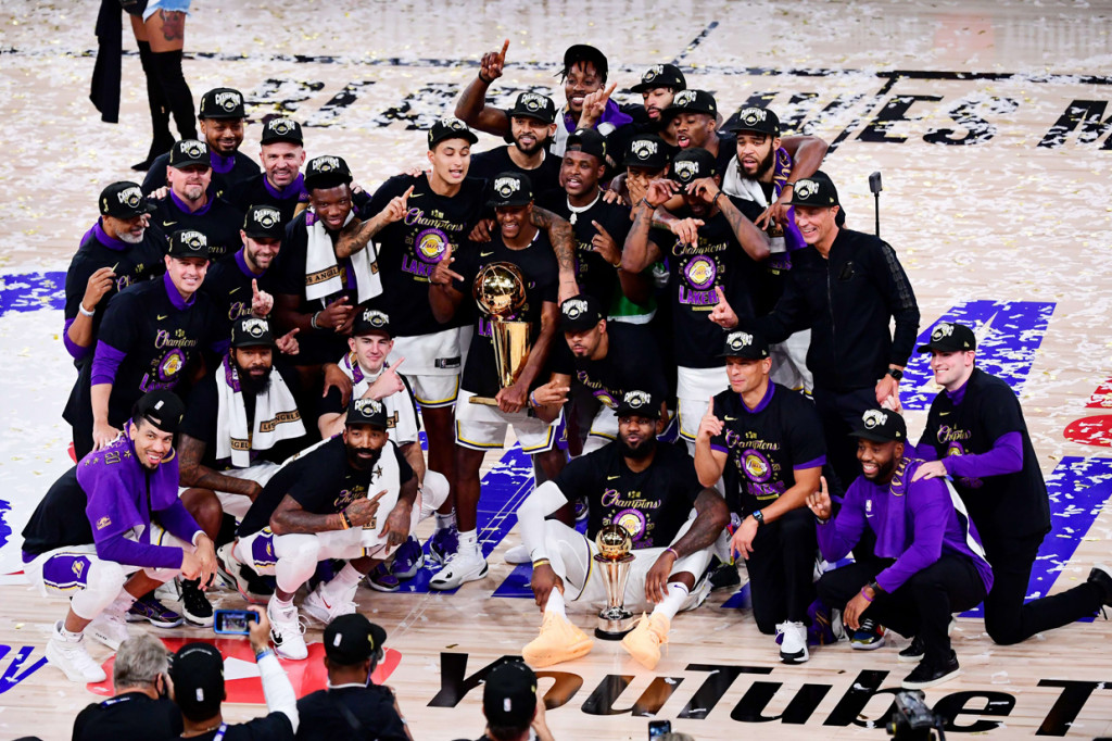 Berkat kemenangan itu, Lakers pun berhasil mengulang prestasi satu dekade silam alias 10 tahun lalu (musim 2009-2010), kali terakhir mereka juara NBA. AFP Photo/Douglas P. DeFelice
