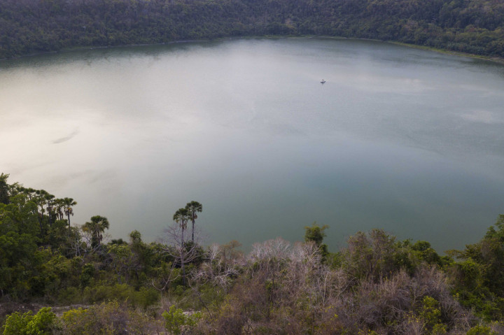 Pesona Danau Waibelen atau populer dengan sebutan Danau Asmara terletak di Desa Waibao, Tanjung Bunga, Larantuka, Flores Timur, NTT.