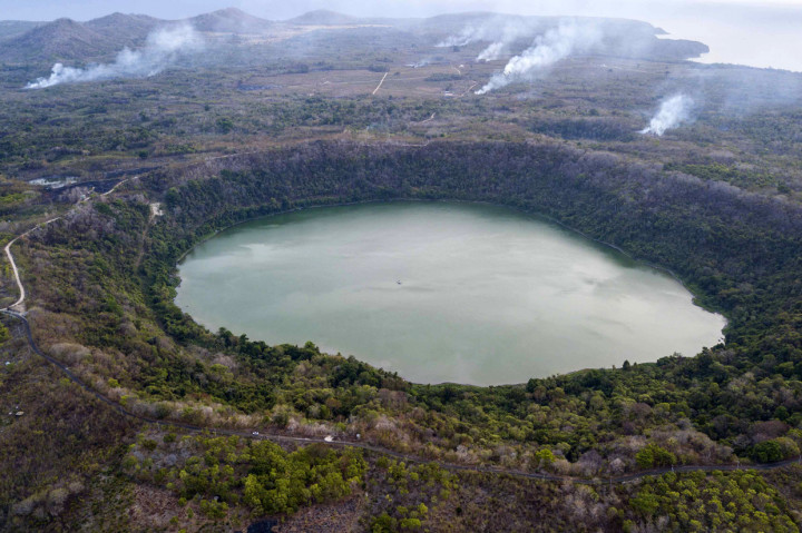 Pesona Danau Waibelen atau populer dengan sebutan Danau Asmara terletak di Desa Waibao, Tanjung Bunga, Larantuka, Flores Timur, NTT.
