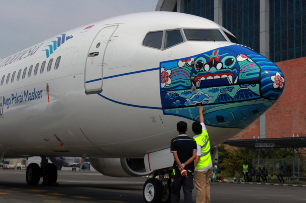 Pemberian gambar masker pada pesawat merupakan dukungan Garuda Indonesia terhadap program edukasi pemerintah melalui kampanye 'Ayo Pakai Masker'. 

