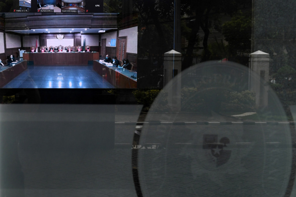 Sidang tersebut mengagendakan pembacaan vonis untuk mantan Direktur Utama PT AJS Hendrisman Rahim bersama mantan Direktur Keuangan PT AJS Hary Prasetyo, mantan Kepala Divisi Investasi dan Keuangan PT AJS Syahmirwan dan Direktur PT Maxima Integra Joko Hartono Tirto. 