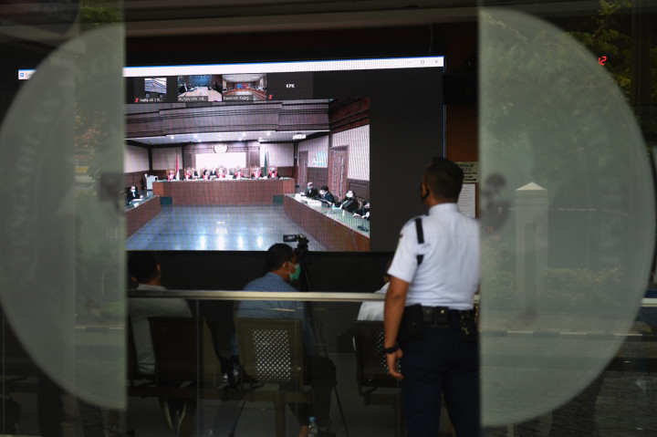 Sebanyak empat terdakwa dituntut dengan hukuman berbeda. Hary Prasetyo dituntut pidana penjara seumur hidup; Hendrisman Rahim dituntut 20 tahun penjara; Syahmirwan dituntut 18 tahun penjara; dan Joko Hartono Tirto dituntut pidana seumur hidup
