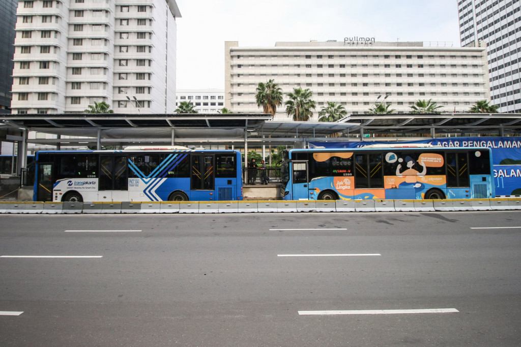 Bus Transjakarta memasuki Halte Bundaran HI, Jakarta. 