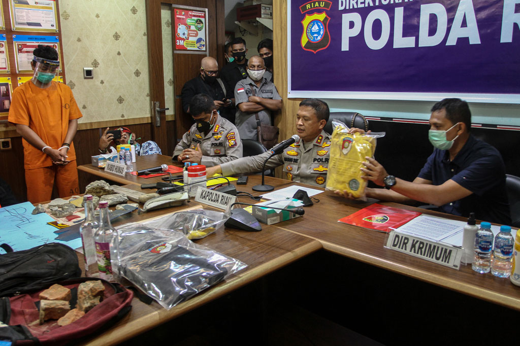 Kapolda Riau Irjen Agung Setya Imam Effendi (tengah) didampingi Dir Krimum Polda Riau Kombes Zain Dwinugroho (kanan) dan Kabid Humas Polda Riau Kombes Sunarto (kiri) menjelaskan kronologis penangkapan mahasiswa gadungan yang menjadi tersangka pelaku pengrusakan kendaraan dinas Kepolisian saat unjukrasa tolak UU Cipta Kerja, ketika gelar kasus di Mapolda Riau, di Pekanbaru, Senin, 12 Oktober 2020.