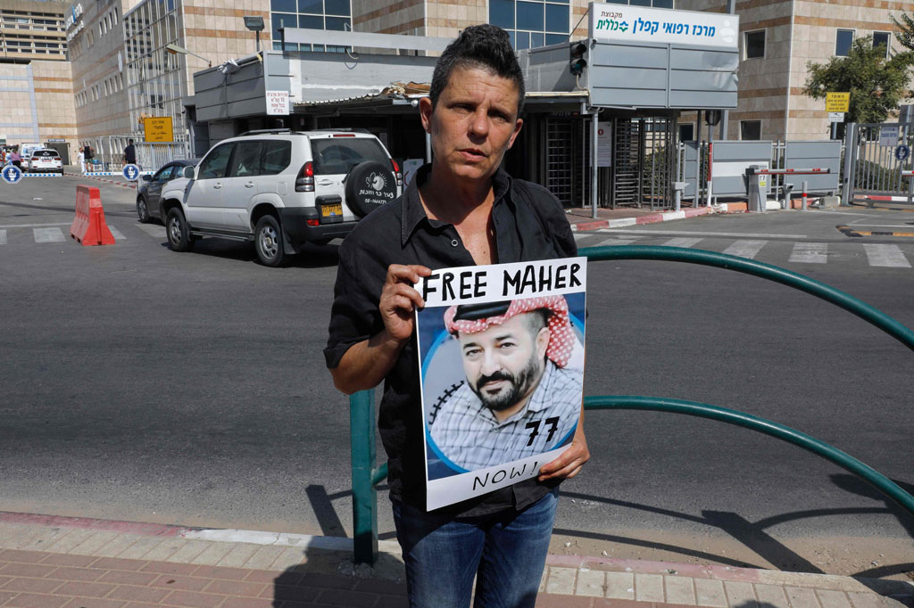 Seorang pria Palestina yang melakukan mogok makan selama hampir 80 hari sejak penangkapannya oleh Israel pada akhir Juli lalu, berada 'di ambang kematian'. Hal itu dikatakan kelompok hak asasi Israel, B'Tselem.