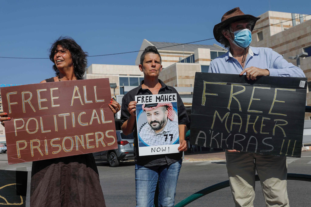 Maher al-Akhras, 49, ditangkap di dekat Nablus dan ditempatkan dalam penahanan administratif, sebuah kebijakan yang digunakan Israel untuk menahan tersangka militan tanpa dakwaan.