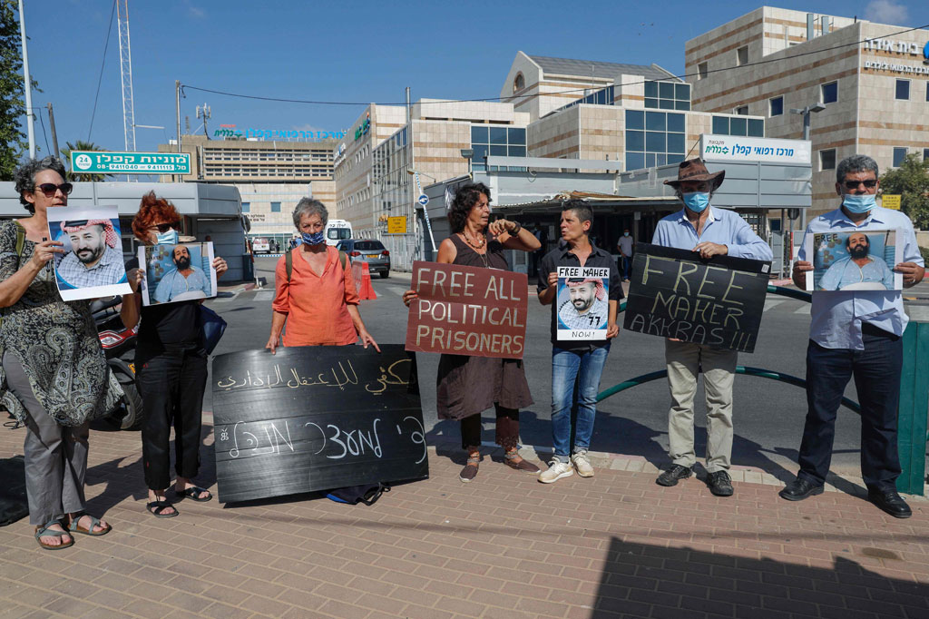 Ayah enam anak itu melancarkan aksi mogok untuk memprotes kebijakan tersebut. Dia telah ditangkap beberapa kali sebelumnya oleh Israel, yang menuduhnya memiliki hubungan dengan kelompok militan Jihad Islam.