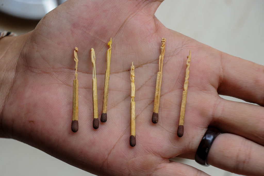 Berbekal peralatan pisau kecil dan jarum, perajin tersebut membuat patung mini jenis tanimbar dengan bentuk yang begitu detail.