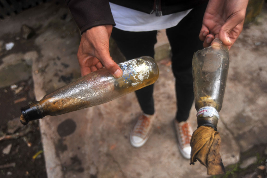 Belasan motor dibakar dan rumah di daerah itu dirusak akibat bentrok antara warga Nagari Sumpu dan Malalo terkait persoalan tapal batas. 