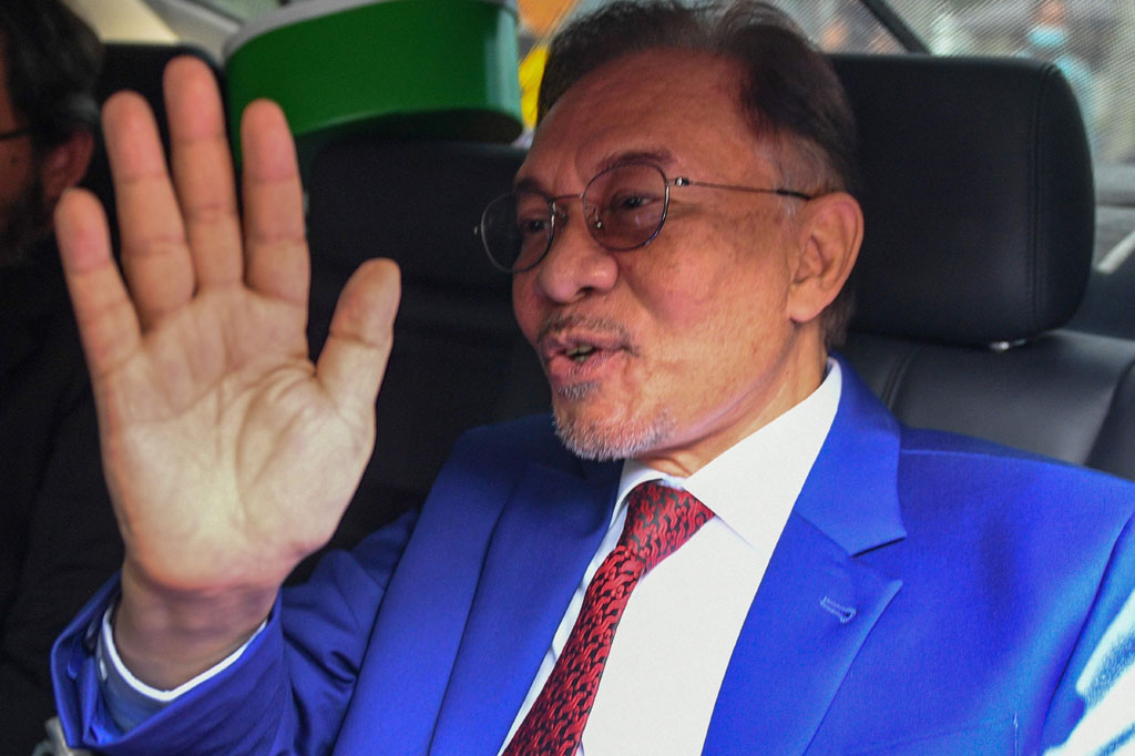 Pemimpin oposisi Malaysia Datuk Seri Anwar Ibrahim keluar dari Istana Negara di Kuala Lumpur, Malaysia, Selasa, 13 Oktober 2020.