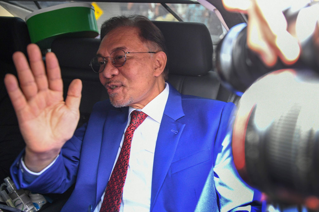 Pemimpin oposisi Malaysia yang juga Presiden Partai Keadilan Rakyat (PKR), Datuk Seri Anwar Ibrahim, menghadap Raja Malaysia, Yang di-Pertuan Agong Sultan Abdullah Ri'ayatuddin Al-Mustafa Billah Shah pada Selasa, 13 Oktober 2020.