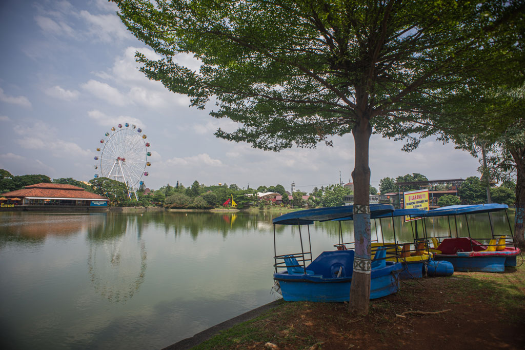 Pengelola kawasan wisata TMII berupaya membatasi tingkat kunjungan wisatawan hingga di bawah 20 ribu selama penerapan PSBB transisi di Jakarta. Hal tersebut sebagai langkah pencegahan penularan covid-19 di lingkungan TMII agar wisatawan dapat leluasa menjaga jarak aman selama mengunjungi 34 anjungan dan wahana rekreasi.