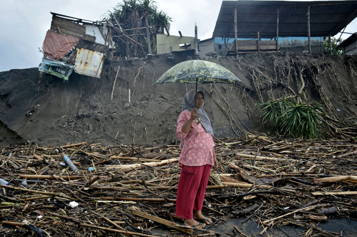 Sebanyak tujuh rumah warga runtuh akibat luapan Sungai Cibaregbeg yang meluap ke kawasan wisata pantai Karang Paranje. Beruntung tidak ada korban jiwa dalam peristiwa tersebut.