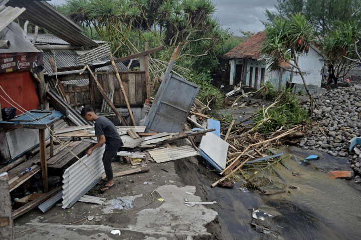Menurut Bupati Garut Rudy Gunawan, di wilayahnya sebanyak enam kecamatan yang dilanda bencana alam yakni banjir bandang di Kecamatan Pameungpeuk, Cibalong dan Cikelet, kemudian bencana longsor terjadi di Kecamatan Cisompet, Peundeuy, dan Pamulihan.