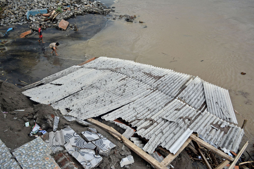 Kecamatan Pameungpeuk kurang lebih lima ribu orang terdampak banjir dan membutuhkan bantuan untuk disiapkan tempat pengungsian maupun kebutuhan logistiknya. 