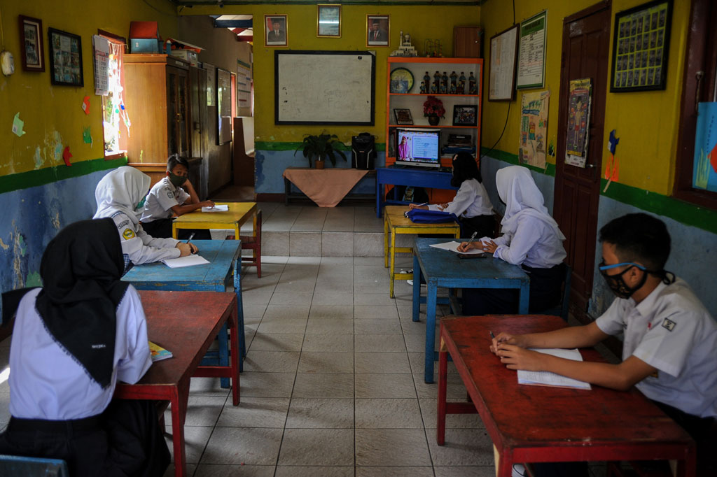 Sejumlah siswa SMP mengikuti pembelajaran jarak jauh (PJJ) melalui saluran televisi 'Bandung 132' di Cibangkong, Batununggal, Bandung, Jawa Barat, Selasa, 13 Oktober 2020.