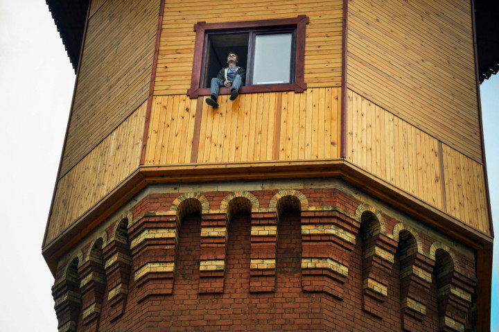 Alexander Lunev, mantan presenter radio dari Kota Tomsk,  Siberia, telah membeli menara air berusia 125 tahun dari kotamadya pada tahun 2012.