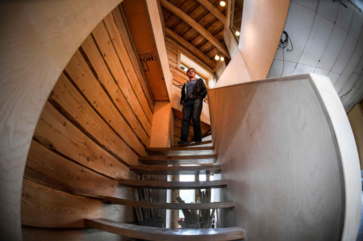 Dia memulai membangun kembali menara air yang dibuat pada 1895 tersebut, menjadi sebuah apartemen untuk dirinya dan keluarga.