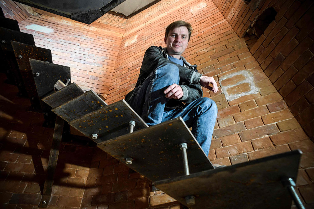 Hingga kini dia masih melakukan renovasi dan menginvestasikan semua uangnya untuk proyeknya tersebut. Hebatnya, sebagian besar pekerjaan renovasi dikerjakan sendiri oleh Lunev, padahal dia belum pernah terlibat dalam konstruksi sebelumnya.