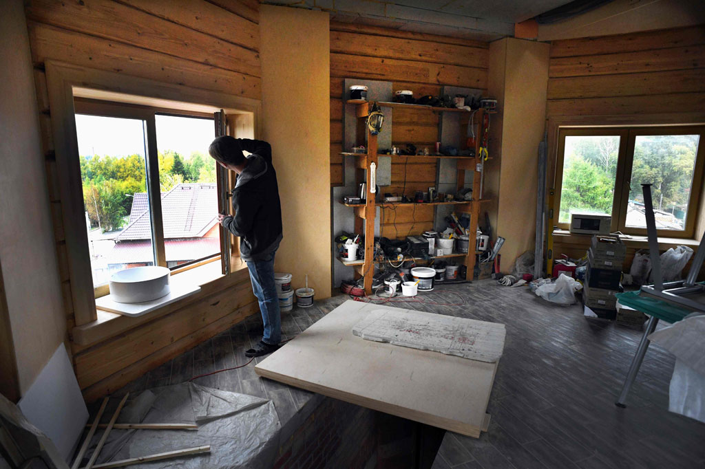 Lunev secara teratur memposting tentang kemajuan pembangunan menara di situs webnya, di blog di platform LiveJournal, di Facebook, dan Instagram. Dia juga menawarkan semua orang untuk bergabung dengan proyeknya dan menyumbangkan sejumlah uang. Sebagai imbalannya dia akan memberikan suvenir bertema menara air.