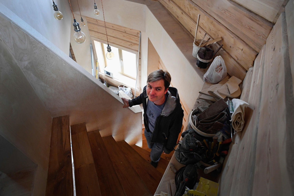 Bekas menara air tersebut terletak di Jalan Devyatnadstataya Gvardeiskaya di Kota Tomsk, dengan tinggi sekitar 25 meter, serta memiliki enam lantai, loteng, dan platform observasi.