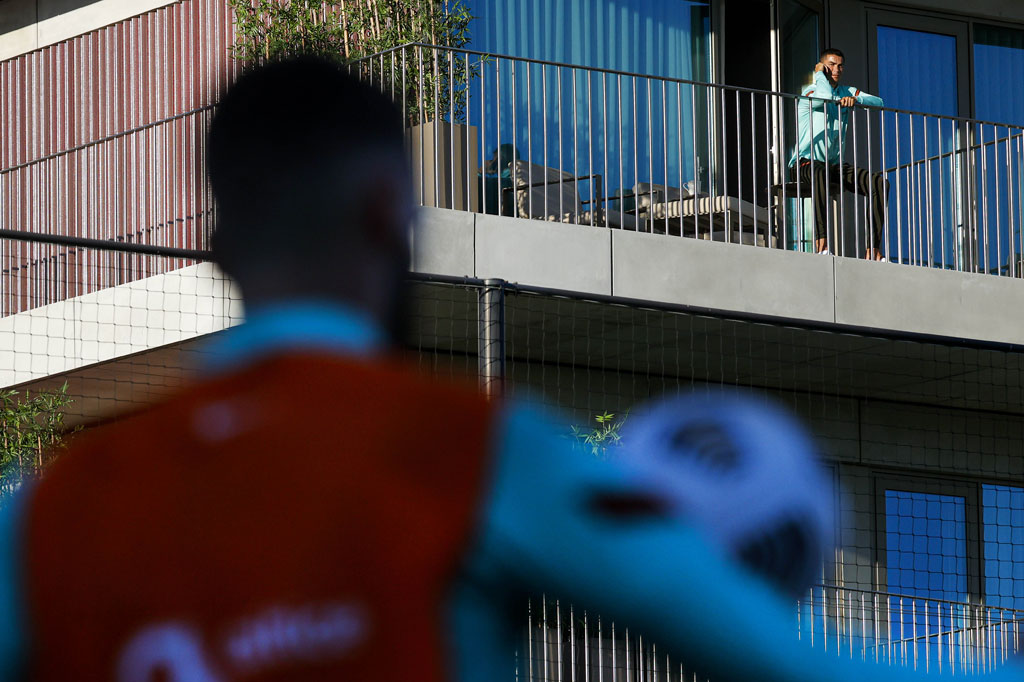 Megabintang Cristiano Ronaldo termasuk dalam daftar panjang pesepak bola yang dinyatakan positif terinfeksi covid-19. Ia dipastikan absen membela timnas Portugal dalam pertandingan UEFA Nations League melawan Swedia pada Kamis, 15 Oktober 2020.