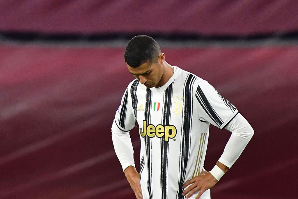 Dia juga diragukan tampil untuk Juventus pada pertandingan Liga Champions melawan Barcelona pada 28 Oktober, yang akan mempertemukan CR7 melawan rival lamanya Lionel Messi.