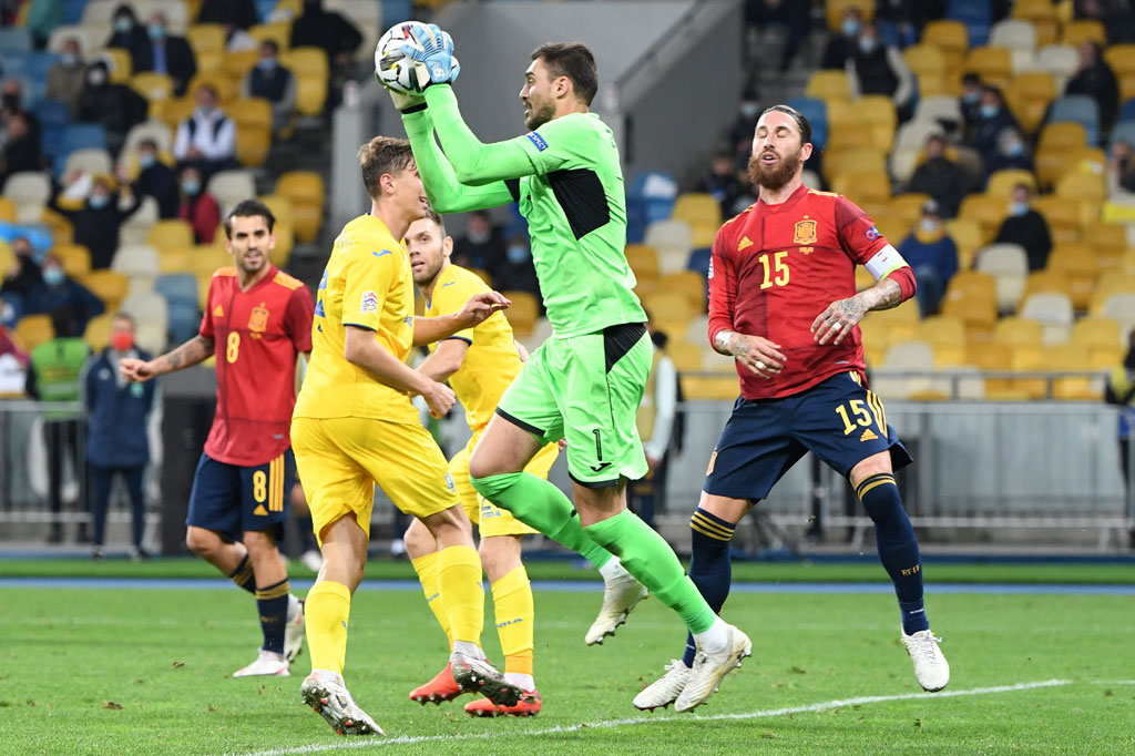 Spanyol mencoba menekan sejak awal. Kiper Ukraina George Bushchan harus menyelamatkan gawangnya dari sundulan Rodrigo Moreno. Berikutnya Ansu Fati yang mengancam setelah menerima umpan terobosan dari Sergio Canales, namun sepakannya mengirim bola lurus ke kiper.