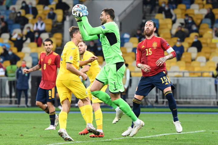 Spanyol mencoba menekan sejak awal. Kiper Ukraina George Bushchan harus menyelamatkan gawangnya dari sundulan Rodrigo Moreno. Berikutnya Ansu Fati yang mengancam setelah menerima umpan terobosan dari Sergio Canales, namun sepakannya mengirim bola lurus ke kiper.