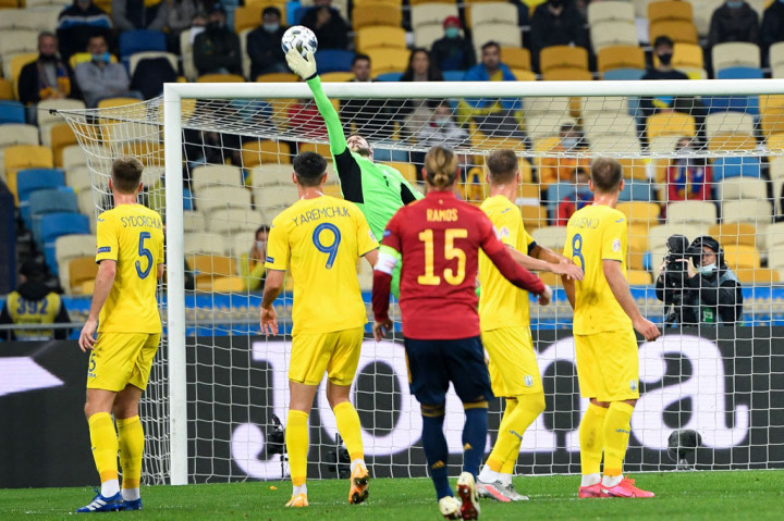 Bushchan dipaksa kembali harus berjibaku mempertahankan gawangnya, kali ini menggagalkan tendangan bebas Sergio Ramos, yang ingin menandai penampilan internasional ke-175nya dengan gol.