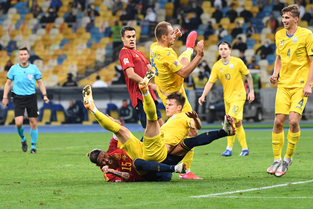 Ukraina tercatat mendapati hanya 21 persen penguasaan bola pada babak pertama dan kesulitan mendekati gawang Spanyol yang dikawal David de Gea. Namun mereka memiliki peluang bagus saat Serhiy Sydorchuk mengirim umpan kepada Oleksandr Zubkov, sayang tembakannya melebar.