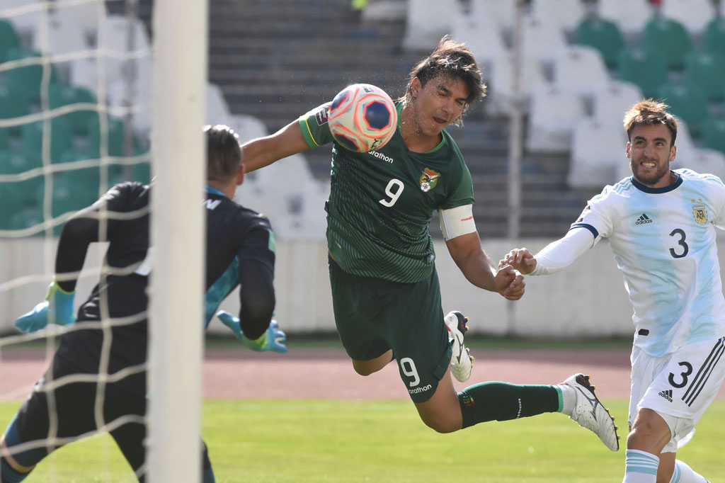 Bolivia unggul lebih dulu pada menit ke-24 lewat tandukan kapten Marcelo Martins menyambut umpan silang Alejandro Chumacero dari sisi kiri.