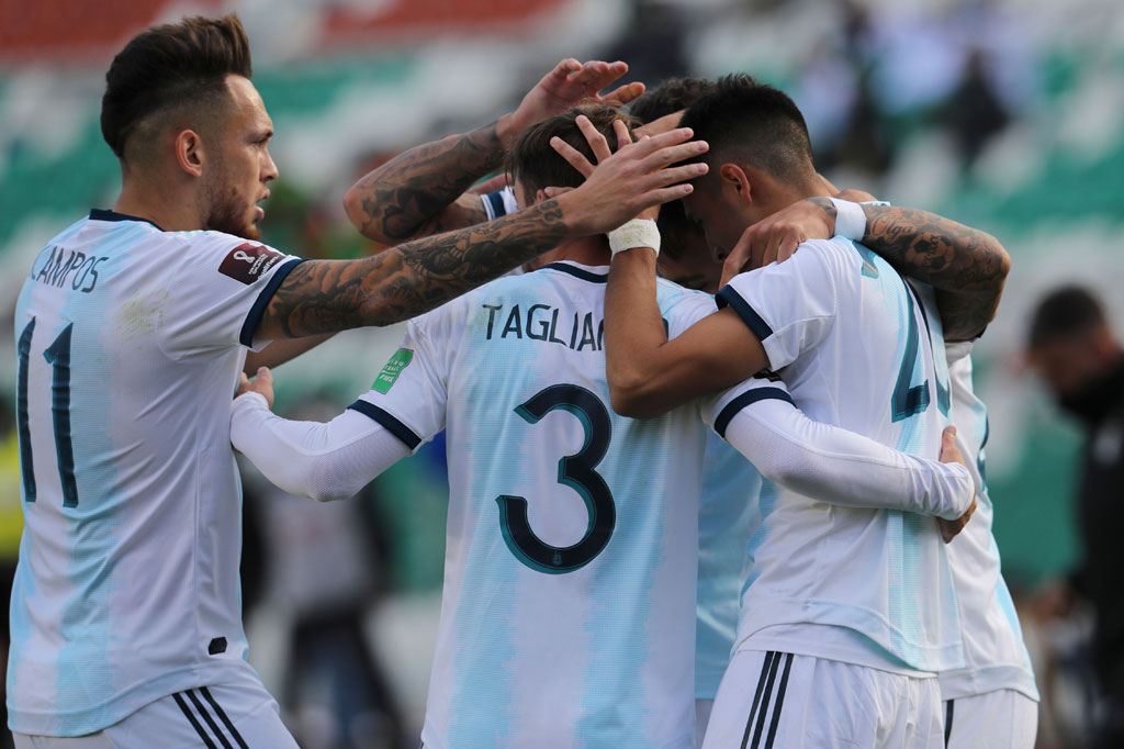 Argentina berhasil menyamakan kedudukan sebelum babak pertama usai. Gol itu tercipta ketika sapuan bek Jose Maria Carrasco malah berakhir di kaki Lautaro Martinez yang tak ayal mengarahkan bola masuk ke gawang Bolivia.